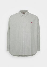 Jasnozielona koszula zapinana na guziki, wykonana z miękkiego materiału, z kołnierzykiem w kształcie ostrym, długimi rękawami oraz małym czerwonym logo marki na piersi.