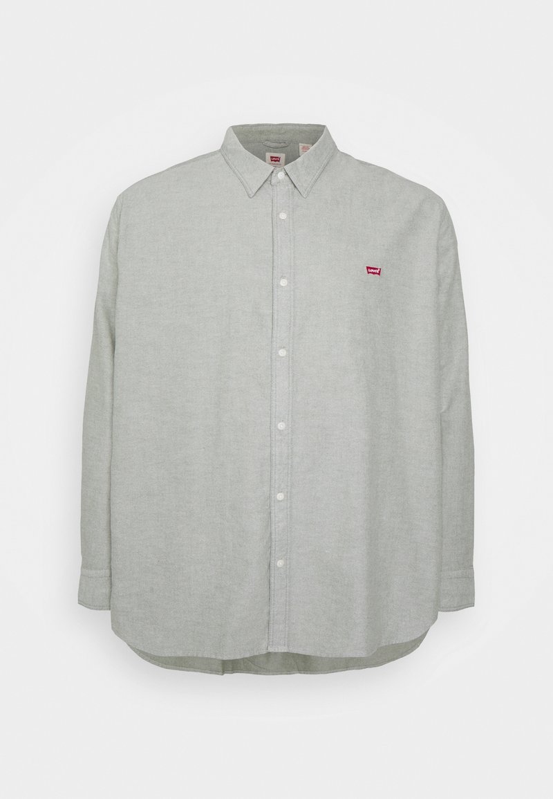 Jasnozielona koszula zapinana na guziki, wykonana z miękkiego materiału, z kołnierzykiem w kształcie ostrym, długimi rękawami oraz małym czerwonym logo marki na piersi.