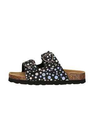 Sort slip-on sandal med korksål, to justerbare stropper med hjerteformede sølvspænder og iriserende prikmønster.