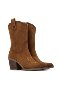 Stivali alla caviglia in suede marrone con tacco impilato, punta affusolata e cuciture decorative sul gambale. Presentano linguette per un facile indossamento.