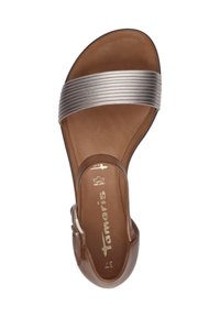 Sandale en cuir marron avec une sangle en métal argenté striée, une boucle réglable, une semelle intérieure rembourrée et un design à bout ouvert.