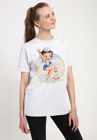 Weißes Baumwoll-T-Shirt mit einem bunten Grafikdruck eines Cartoon-Charakters im Matrosen-Outfit, der mit einem Rettungsring in einer verspielten Pose dargestellt ist.