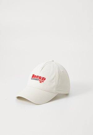 Casquette beige avec une visière courbée, arborant le texte rouge "Recad Racing" et un motif à damier. Fabriquée en tissu lisse avec des détails de surfilage.