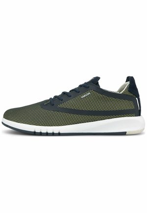 Baskets basses en mesh noir et vert olive avec des lacets noirs et une semelle blanche, estampillées Geox sur le côté près des lacets.