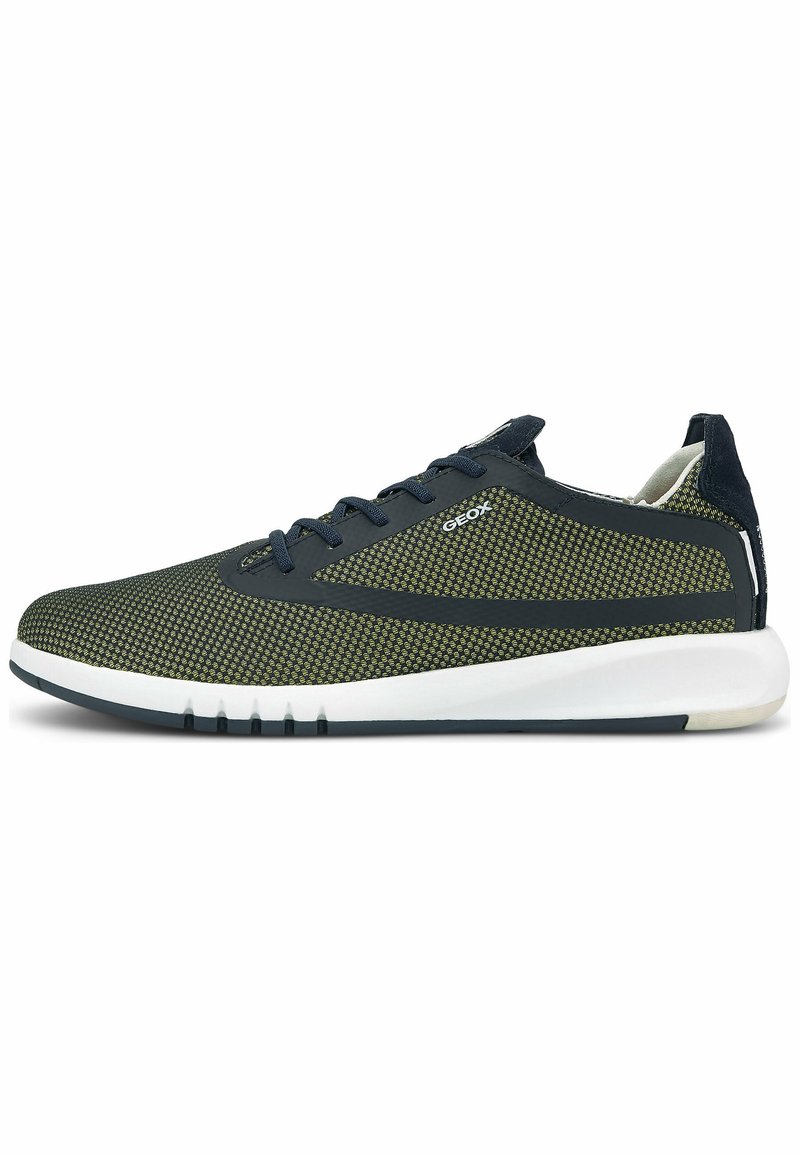 Baskets basses en mesh noir et vert olive avec des lacets noirs et une semelle blanche, estampillées Geox sur le côté près des lacets.