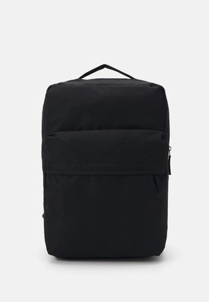 Sac à dos noir de forme rectangulaire, doté d'une poignée supérieure, d'une poche zippée à l'avant et d'une texture de tissu lisse. Design simple sans motifs.
