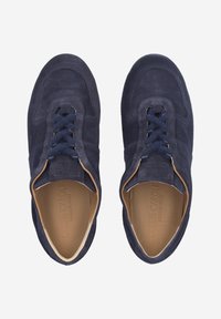 Baskets en suede bleu marine avec une texture lisse, bout rond et lacets ronds. L'intérieur présente une doublure en cuir beige avec un logo embossé.