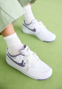 Nike Sportswear GAMMA FORCE Zapatillas white/daybreak/pure