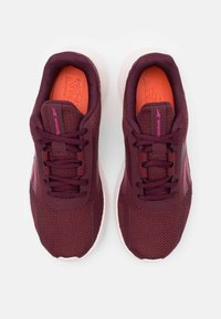 Baskets de sport Reebok, tige en maille bordeaux avec des accents roses, fermeture à lacets, semelle en caoutchouc blanche, col rembourré et intérieur texturé.