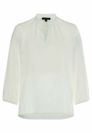 Blusa blanca de manga larga con cuello redondo y pequeña abertura en forma de V, con pliegues sutiles cerca del escote y puños elásticos.