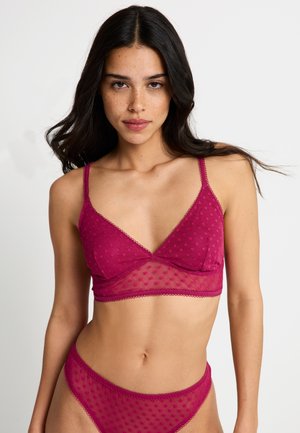 Magenta bralette og matchende høyt midje truse med prikkete mønster, gjennomsiktig mesh stoff, og delikat blondedetalj langs kantene.