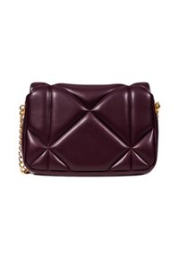 Bolso cruzado de cuero burdeos con diseño acolchado, correa de cadena dorada y textura suave. Forma rectangular con acentos angulares y acolchados.