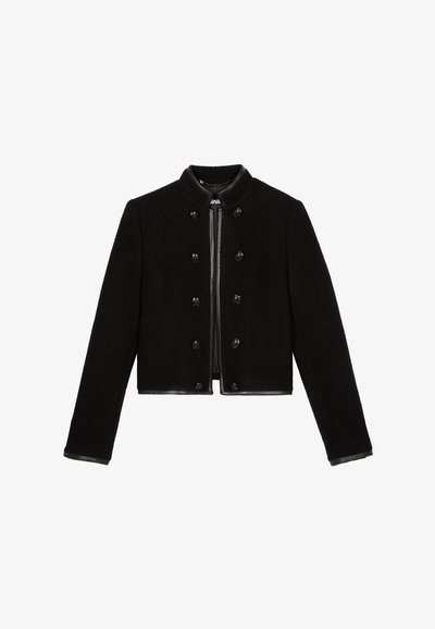 Giacca corta nera in tessuto strutturato, con scollo tondo, foderata in pelle e decorata con 7 grandi bottoni sul davanti.