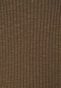 Ribbade tyger i mörkbrunt med gyllene trådar, med en mjuk textur och vertikala linjer, perfekt för kläder eller stoppning.