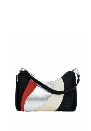 Borsa hobo con pannelli neri, argentei, rossi e crema, materiali lisci e testurizzati, con tracolla regolabile e etichetta di marca.