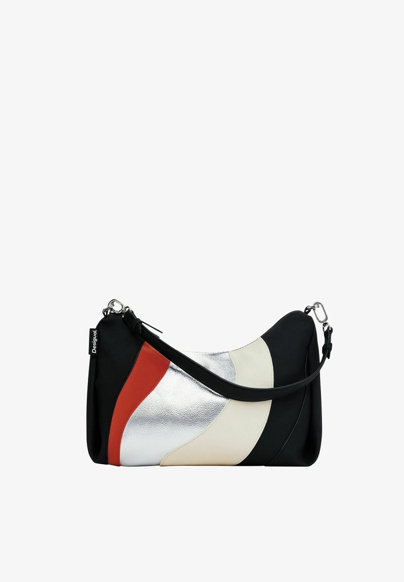 Bolso hobo con paneles negros, plateados, rojos y crema, materiales lisos y texturizados, con una correa ajustable y una etiqueta de marca.