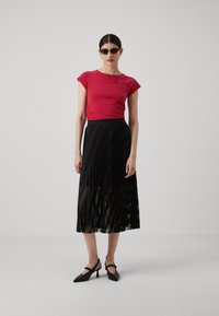 KARL LAGERFELD RHINESTONE FASHION  - Potiskana majica - persian red