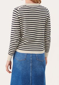Part Two Sweter
