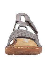 Graue Sandale mit oberem Teil aus strukturiertem Leder, verstellbarem Riemen und robustem braunem Sohle. Die Innensohle ist gepolstert für Komfort und verfügt über ein dezent eingestanztes Logo.