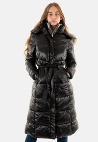 Abrigo de pluma negro con capucha, que presenta una cintura ceñida con cinturón, diseño acolchado y acabado brillante. Incluye cierres a presión y con cremallera.