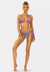 Zestaw bikini z różowo-fioletowym wzorem paisley, trójkątny stanik z ramiączkami na szyi oraz bikini z wiązaniem po bokach o regulowanym dopasowaniu.