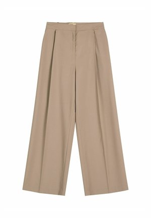 Beżowe spodnie o szerokich nogawkach z wysokim stanem, przednimi fałdami i ukrytym zamkiem błyskawicznym, rozłożone na płasko na białym tle.