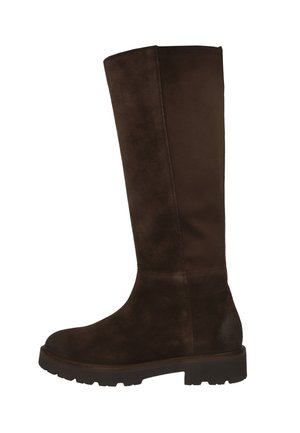 Brązowy kozak zamszowy do kolan z zaokrąglonym noskiem i grubą gumową podeszwą. Charakteryzuje się gładką fakturą i minimalną ilością szwów na cholewce.