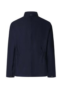 Tmavě modrá bunda s dlouhými rukávy, elastickým stahováním v pase na zádech, knoflíkovými manžetami a stojáčkovým límcem.