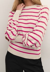 Pull rayé en crème avec des rayures horizontales fuchsia, col et poignets côtelés, avec des manches bouffantes et une texture en maille lisse.