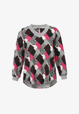 Langarmblouse met een grijze V-halskraag en manchetten, voorzien van een geometrisch patroon van roze, zwart, bruin, wit en grijze vormen met textuurdetails.