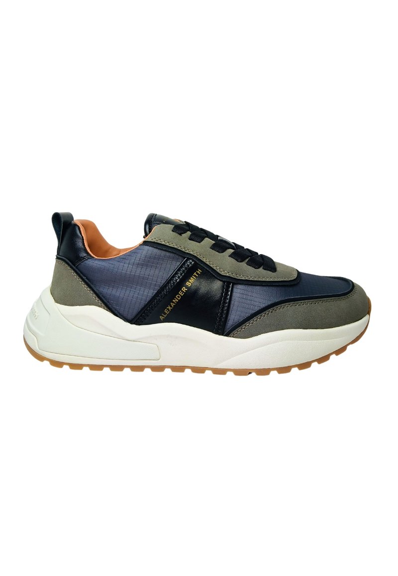 Sneaker basse caratterizzate da una combinazione di materiali blu navy, nero e verde oliva, con una tomaia testurizzata, design con lacci e suola in gomma.