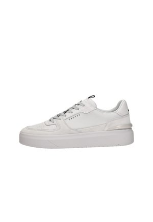 Witte lage sneaker met dikke zool, veters aan de voorkant en zijbranding "CRUYFF" op een schone witte achtergrond.