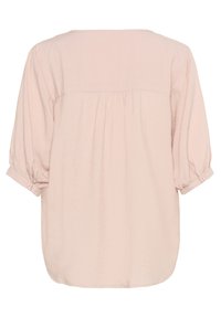 Blusa rosa chiaro con vestibilità morbida, scollo rotondo e maniche a sbuffo a tre quarti, con dettaglio arricciato sul retro e texture morbida.