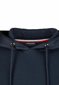 Navy blauwe hoodie met een mesh-gevoerde capuchon, trekkoorden en een logo label. Soepele stoftextuur met een contrasterende binnenkraag.