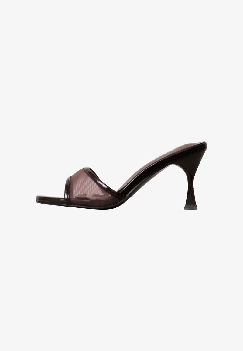 Sandale mule transparente marron avec bout ouvert, design slip-on et talon incurvé élancé de hauteur moyenne sur fond blanc.