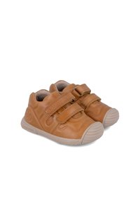 Zapatos infantiles de cuero marrón con dos tiras de Velcro, suelas de goma, punteras redondeadas y lados texturizados. Diseñados para mayor comodidad y soporte.