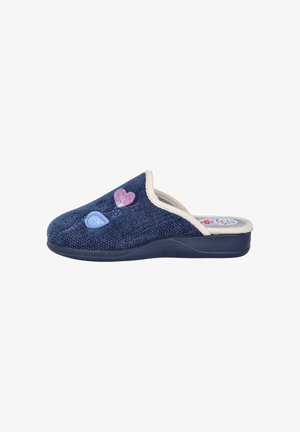 Zapatilla de tela azul marino con ribete crema, adornada con corazones bordados en rosa y azul. Suela de cuña baja para mayor comodidad y soporte.