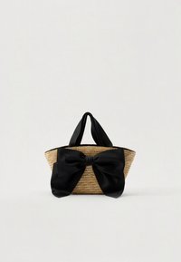 Πλεκτή τσάντα από άχυρο με πλατιά μαύρη σατέν φιόγκο, διπλές λαβές και δομημένο σχήμα. Φυσική υφή με αντίθετο λείο κορδόνι ως διακοσμητικό.