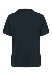 Mørkeblå ribbet polo skjorte med korte ærmer og en myk krage, med en liten aksent på ærmet. Glatt tekstur gjennom hele.