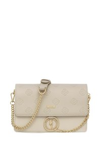 Beżowa skórzana torebka z wytłaczanym wzorem, złotym łańcuszkiem i okrąłym akcentem logo. Posiada zapięcie na klapę i fakturowane wykończenie.