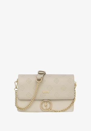 Beżowa skórzana torebka z wytłaczanym wzorem, złotym łańcuszkiem i okrąłym akcentem logo. Posiada zapięcie na klapę i fakturowane wykończenie.