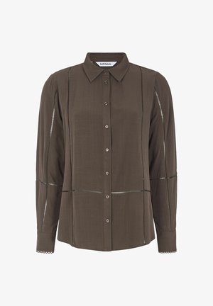 Cămașă maro cu guler, închidere cu butoane și mâneci lungi. Include accente de cusături orizontale și verticale și dantelă la manșete.