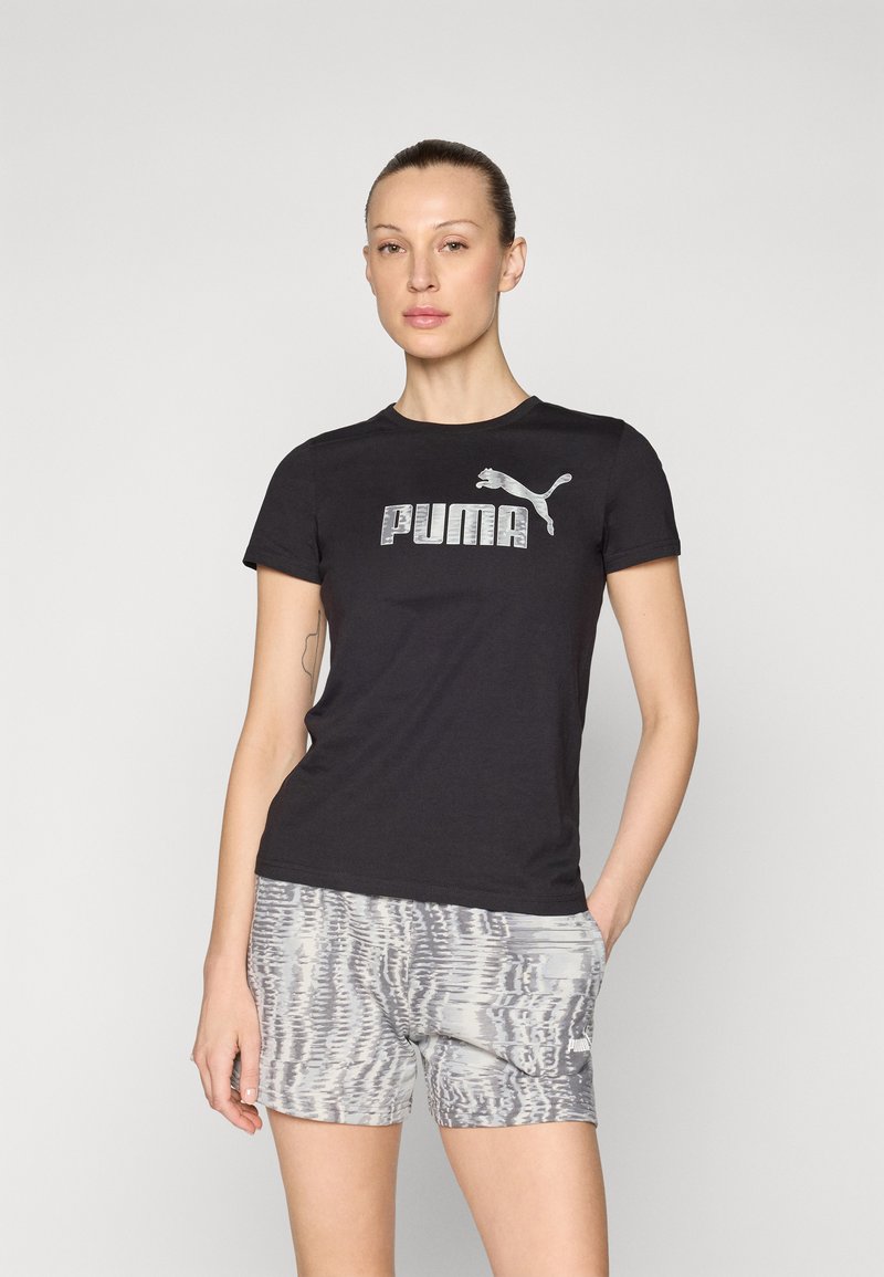 Juodas medvilnės marškinėliai su sidabriniu "PUMA" logotipu ir katės emblema, derinami su pilkais raštuotais šortais, kurie pasižymi geometriniu dizainu ir šviesia tekstūra.