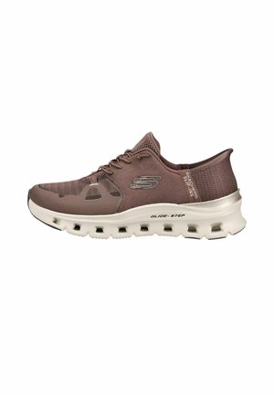 Zapatilla marrón Skechers con cordones, suela blanca, con orificios de ventilación y la marca "Glide-Step" en el lateral.