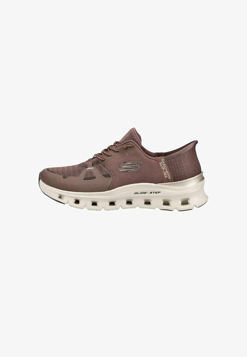 Baskets marron Skechers à lacets avec semelle blanche, présentant des trous de ventilation et le logo "Glide-Step" sur le côté.