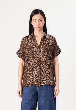 Chemise à manches courtes à motif léopard marron, avec deux poches poitrine et une coupe décontractée, fabriquée en tissu léger.