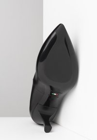 Chaussure à talon haut en cuir noir avec un bout pointu, finition brillante et un talon stiletto élancé. Présente un logo sur la semelle.