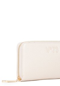 Portafoglio in pelle bianca lavorata con cerniera dorata e logo V°73 in rilievo sulla parte anteriore. Forma rettangolare compatta dal design elegante.