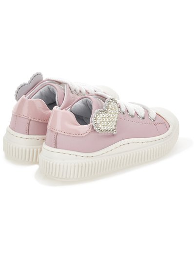 Rosa patent lær sneakers med hvite gummisåler. Har en forskjøvet hjerte-accent og teksturerte hvite lisser. Rund tå og lavt design.