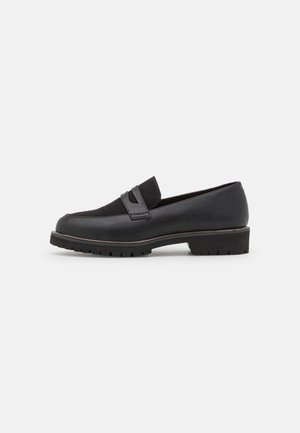 Mocassin en cuir noir avec un petit talon carré et une semelle rainurée, doté d'une bride classique à boucle et d'une finition lisse.